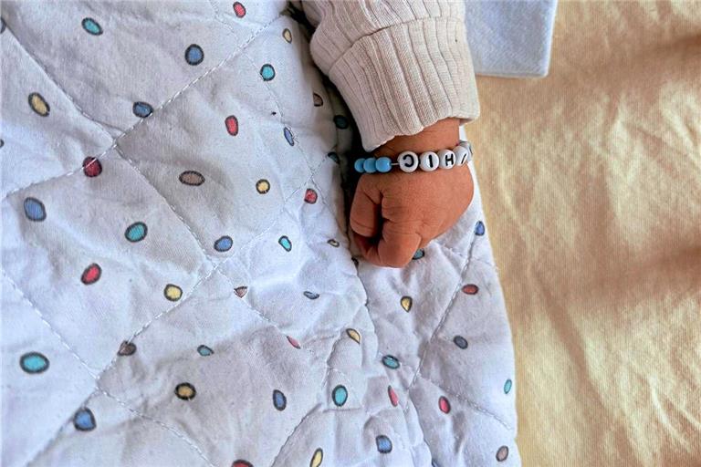  Dieses kleine Händchen gehört Matteo. Aktuell ruht er sich in Winnenden aus, bald geht’s nach Hause nach Fellbach. Foto: Rems-Murr-Kliniken