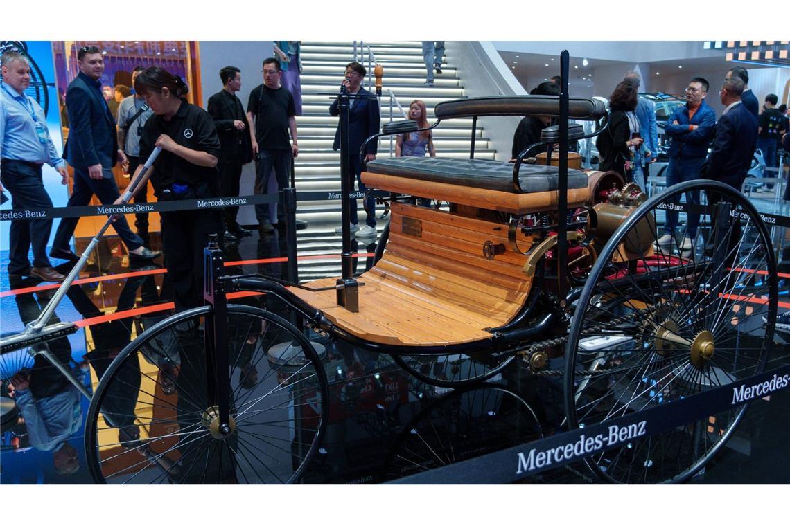 ... durch die Geschichte – vom Anbeginn bis in die Moderne, also unter anderem zur S-Klasse und zur Langversion des vollelektrischen GLC. Eine prominente Platzierung  nimmt ein Nachbau des Patent-Motorenwagens ein. Mit dem dreirädrigen Gefährt revolutionierte Carl Benz 1886 die Mobilität, wenig später  legte Gottlieb Daimler mit dem ersten vierrädrigen Automobil nach.