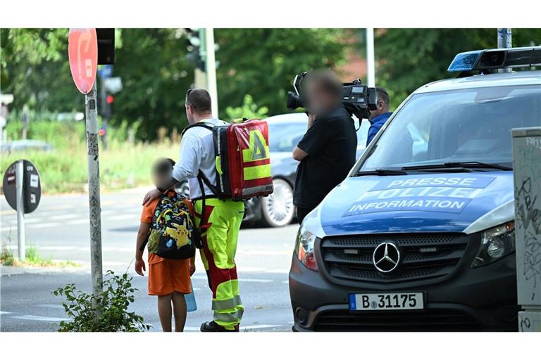 . Ein Auto ist in Berlin-Wedding in eine Menschengruppe gefahren.