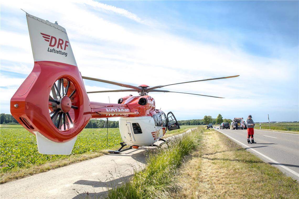 Mann wird von Auto erfasst Ein Rettungshubschrauber war im Einsatz.Foto: Kevin Lermer/7aktuell.de