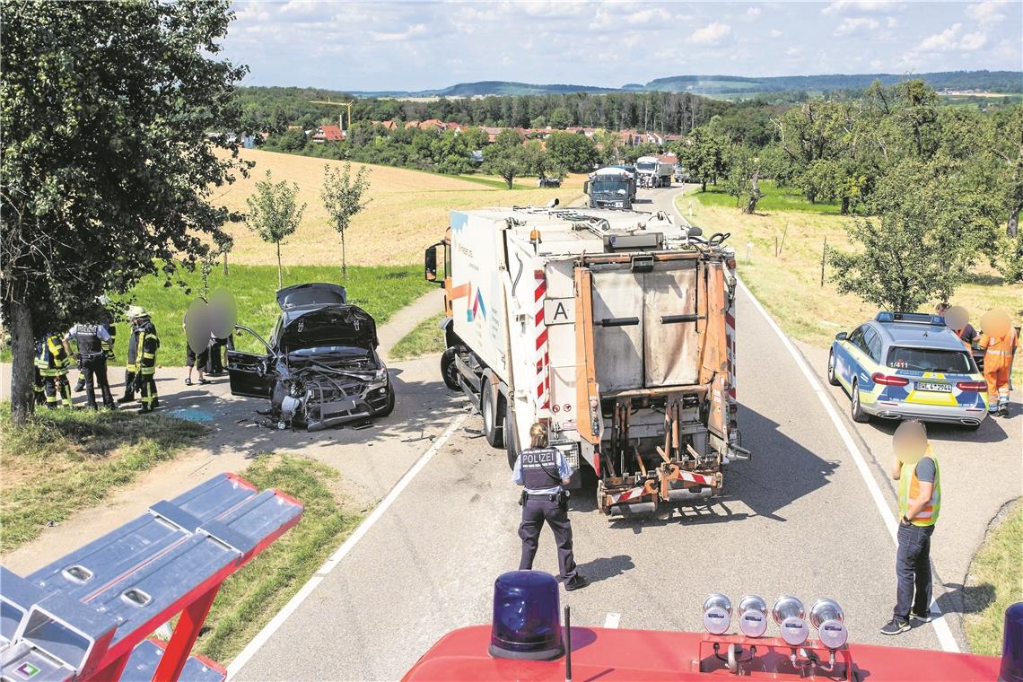  Ein Unfall hat sich auf der Kreisstraße zwischen Kirchberg und Erdmannhausen ereignet. Die Straße  ist derzeit noch für die Unfallaufnahme und die Bergungsarbeiten gesperrt. Foto: B. Beytekin