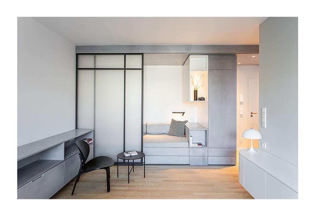 Beste Innenarchitektur Deutschlands gekürt – Stuttgarter Studios erfolgreich . . . Einbauten zonieren die Einzimmerwohnung.