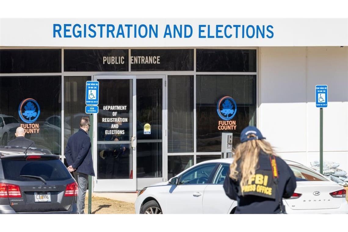  Eine Mitarbeiter der Bundespolizei FBI-Pressestelle nähert sich dem Wahlzentrum und Einsatzleitstelle von Fulton County in Union City, Georgia. Das FBI hat im US-Bundesstaat Georgia ein Wahlbüro durchsucht und dabei Medienberichten zufolge Unterlagen im Zusammenhang mit der Präsidentenwahl 2020 beschlagnahmt.