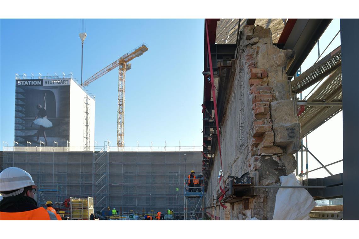 . . . einzelner historischer Elemente wie des Seitenflügels des Bonatz-Baus halte ich angesichts des städtebaulichen Zugewinns für verkraftbar. Entscheidend ist, dass sich ein Ort mit urbaner Qualität und menschlichem Maß entwickelt. Das heißt: Grün statt Stein, Wasser statt Hitze, Räume statt Leere“, sagt Jutta Blocher.