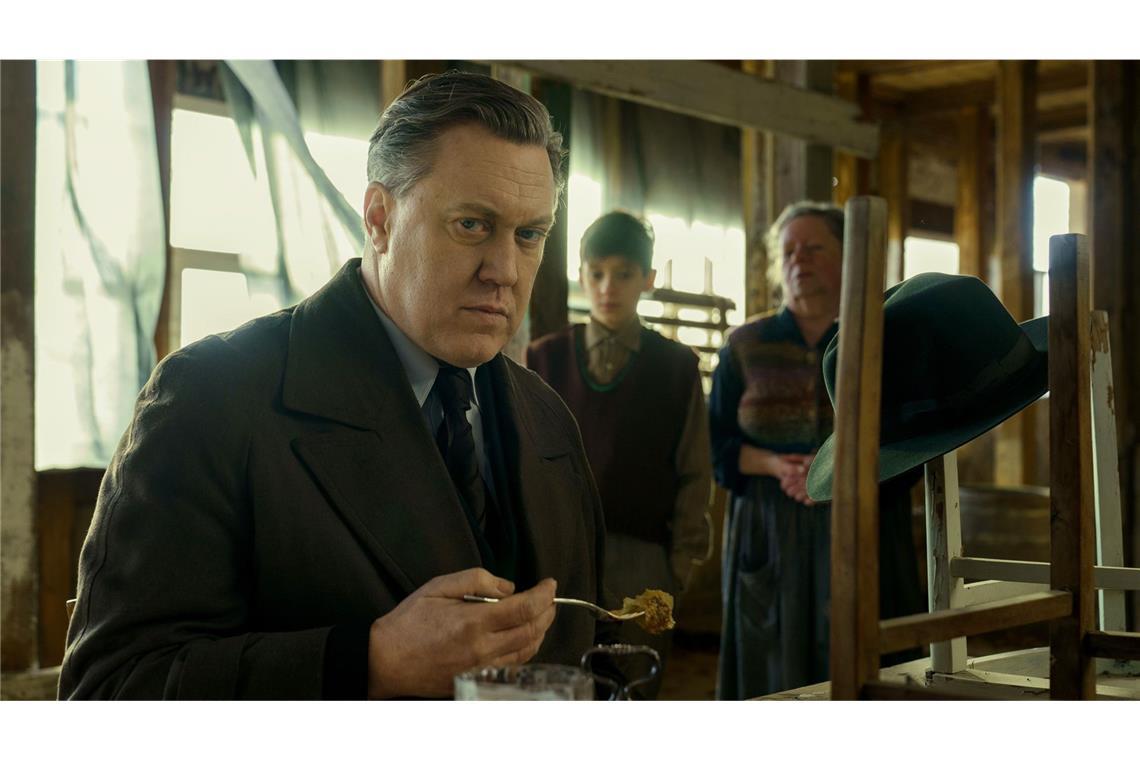 ...  er soll Moravas Mordermittlungen überwachen, insgeheim aber den tschechischen Widerstand aufspüren.