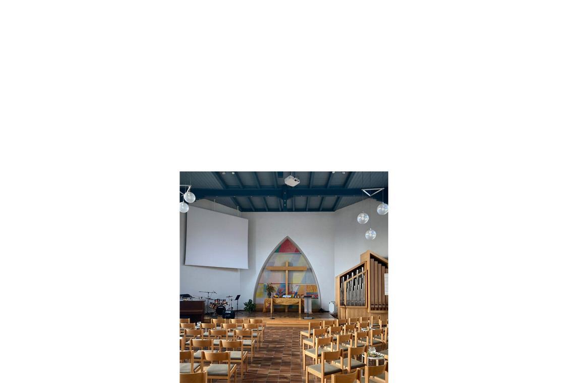 Außergewöhnliche Bauten aus Holz und Lehm für Stuttgart . . . . . erhält einen neuen Kirchensaal. Der Saal erhält eine flexible Möblierung für liturgische und gemeinschaftliche Nutzungen. Das Konzept setzt auf ökologische Materialien und eine vereinfachte Haustechnik: Holzfaserdämmung, Lehmformsteine für die Fußbodenheizung und natürliche Lüftung durch die geöffnete Holzdecke. Bauteile aus dem Teilrückbau werden möglichst wiederverwendet.
