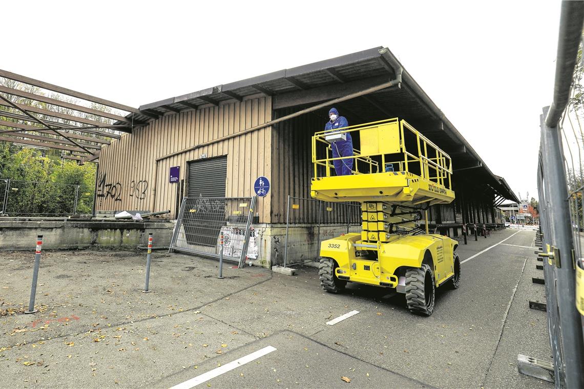 Abbruch des Backnanger Güterschuppens hat begonnen Abbruch des Backnanger Güterschuppens hat begonnen