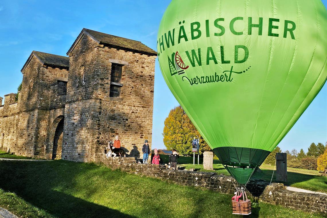 Modellhei-luftballon-wirbt-f-r-den-Schw-bischen-Wald