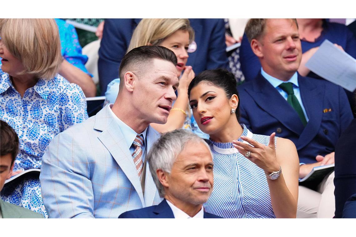 In der „Royal Box“ ist die Celebrity-Dichte schon hoch ... genauso wie die Wrestling-Ikone John Cena und seine Frau Shay Shariatzadeh oder...
