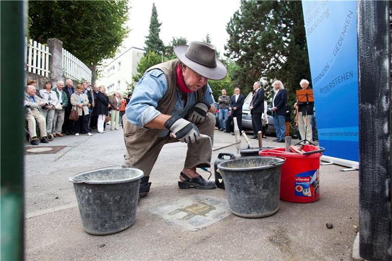  Gunter Demnig hat in Backnang viele Stolpersteine verlegt. In Backnang jedoch keinen, der an einen ermordeten jüdischen Mitbürger erinnert. Archivfoto: Jörg Fiedler
