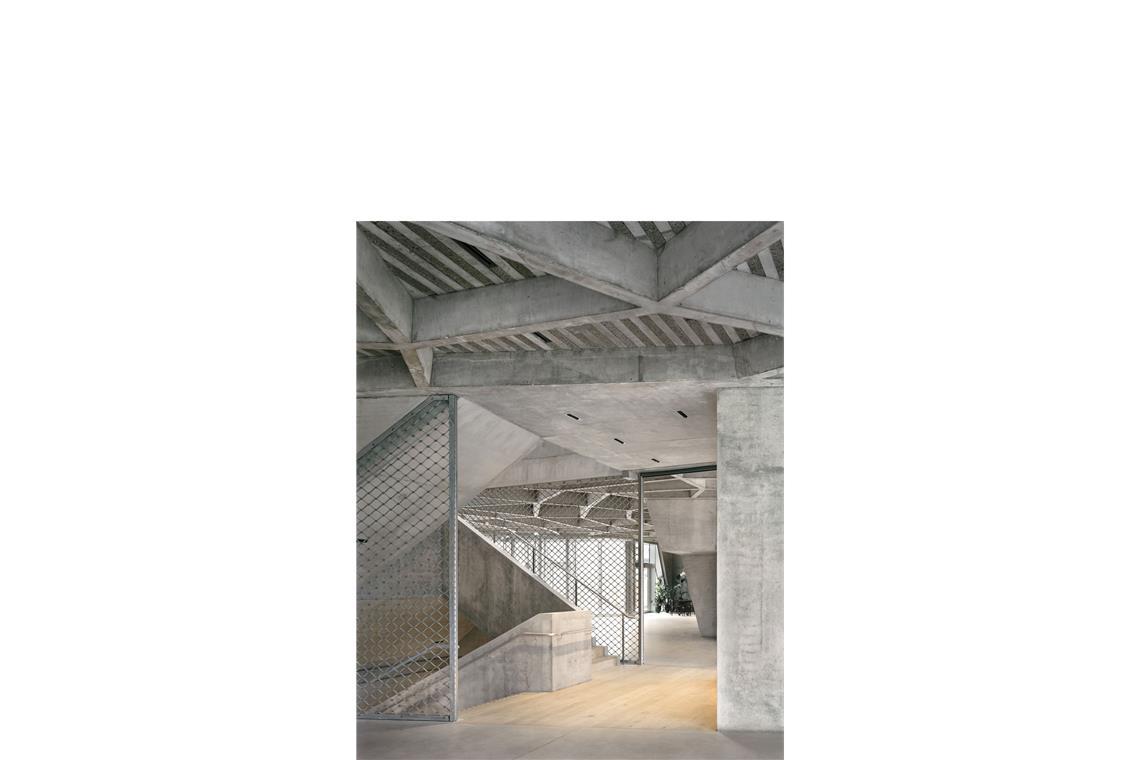 . . . hat auch schon den DAM-Preis 2025 erhalten. „Trotz des hohen Betonanteils setzt das Projekt wichtige Impulse für ressourcenschonendes Weiterbauen: durch die effiziente und flexible Grundrissorganisation, den Einsatz recycelter Materialien, reduzierte Querschnitte, Wiederverwendung von Bauelementen und begrünte Dachflächen. Ein nuancierter Beitrag zur nachhaltigen Stadtentwicklung – offen, robust und inklusiv.Ein neuer Ort für Öffentlichkeit in der Stadt“, befand die Jury.