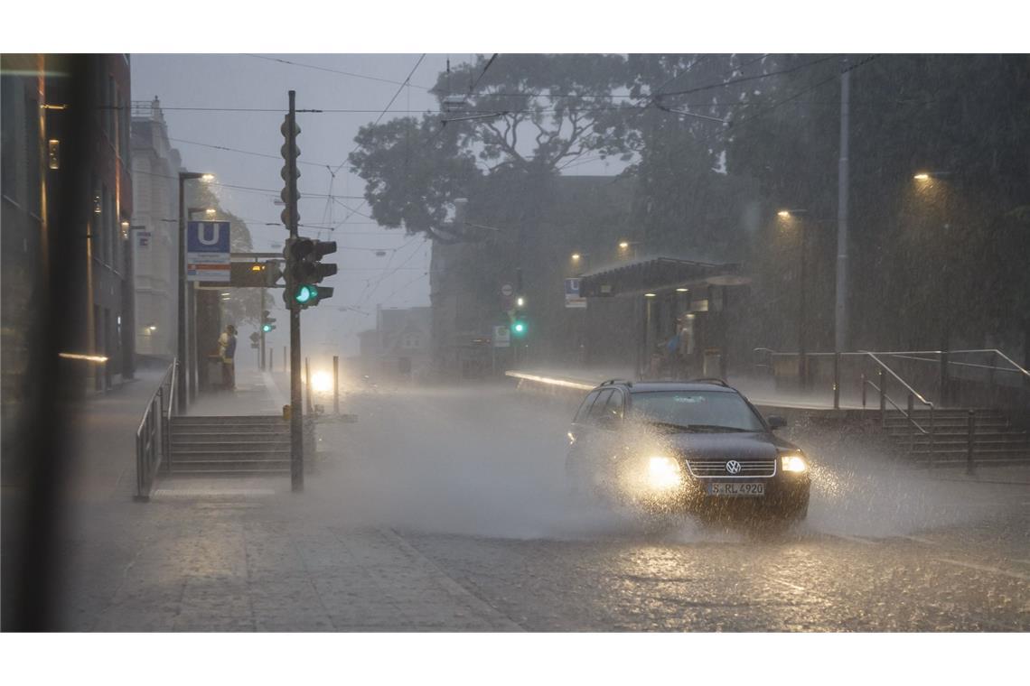 . . .  hier kaum selbstbewusste und identitätsstiftende Setzungen oder werden im Zweifel durch unselige Hochbahnsteige am  Eugensplatz  oder Stadtdekorationsmüll (Hölderlinplatz) zerstört. Oft . . .