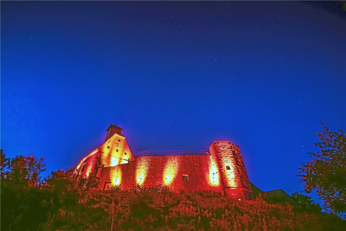 Schloss Ebersberg strahlt in der „Night of Light“ feuerrot