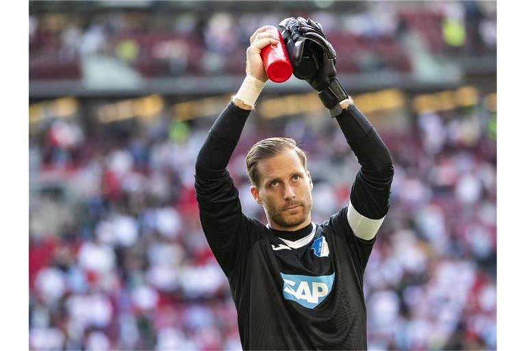 . Hoffenheims Torwart Oliver Baumann bedankt sich nach dem Spiel bei den Fans. Foto: Tom Weller/dpa/Archivbild