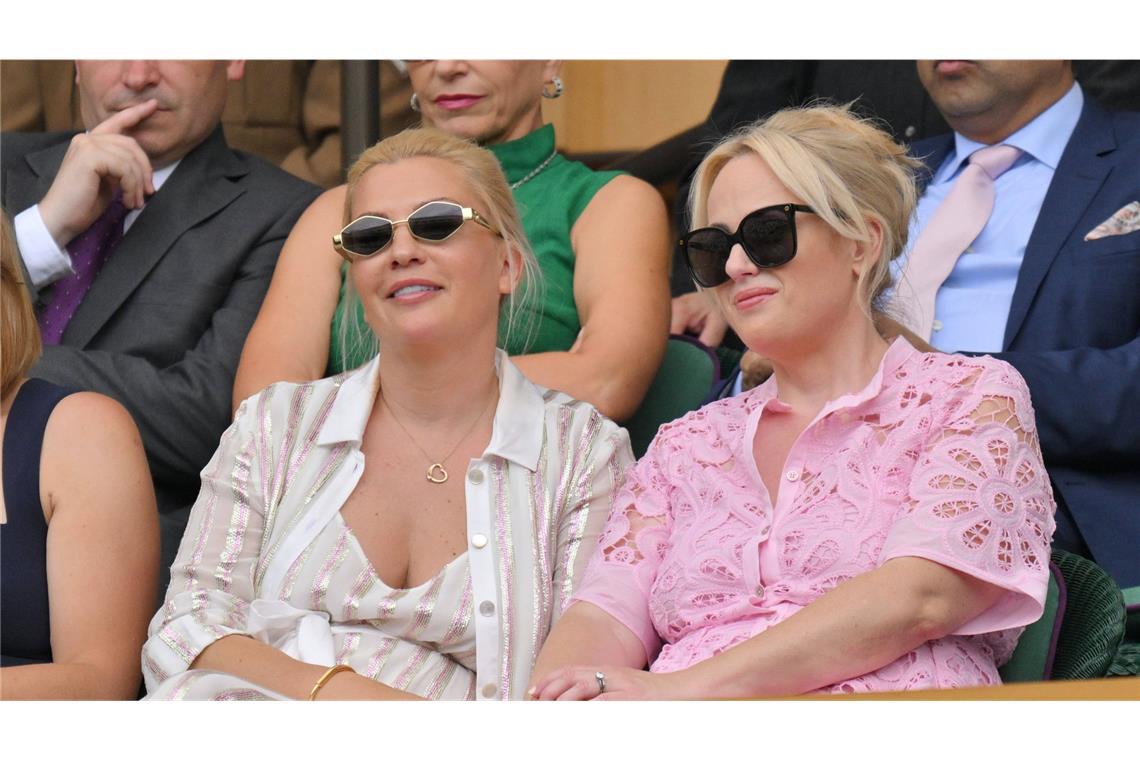 In der „Royal Box“ ist die Celebrity-Dichte schon hoch ... ihre Landsfrau und Kollegin Rebel Wilson (rechts) mit ihrer Ehefrau Ramona.