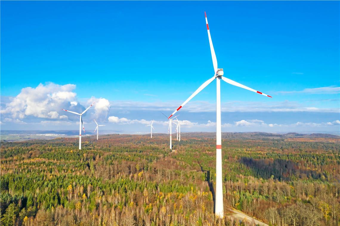 Hier könnten sich im Raum Backnang Windräder drehen Im aktuellen Entwurf des Regionalplans sind 2,6 Prozent der Regionsfläche als Vorranggebiete ausgewiesen, am Ende reichen aber 1,8 Prozent. Symbolfoto: Loeffler-stock.adobe.com