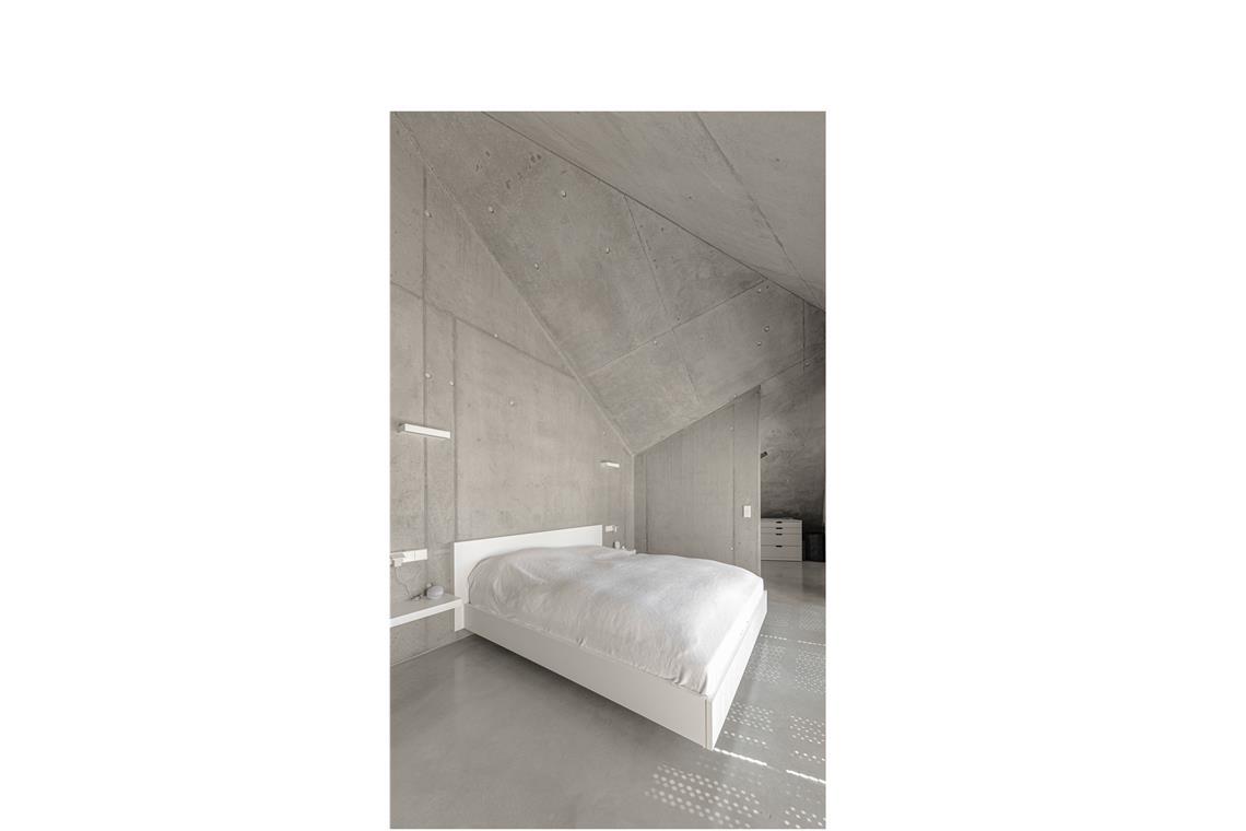 8 der interessantesten Schlafzimmer in Stuttgart und der Region . . . im obersten Geschoss das Elternschlafzimmer in radikal reduzierter Gestaltung. Farbe, so das Credo des Architekten, kommt dann durch die Bewohner und ihre Dinge ins Haus.