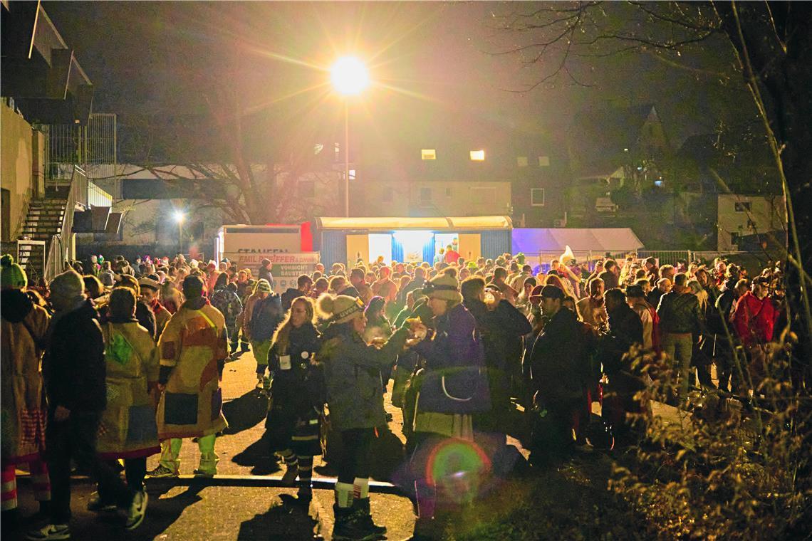  Im Partyzelt in Unterbrüden feiern die närrischen Gäste.