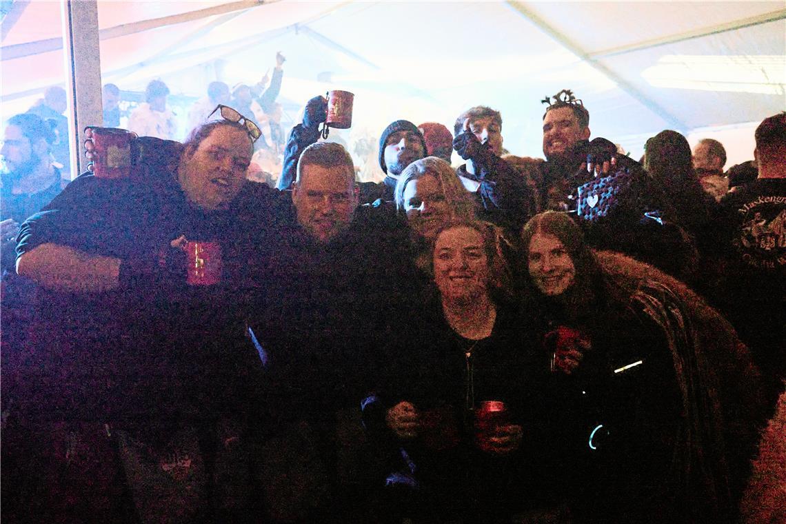  Im Partyzelt in Unterbrüden feiern die närrischen Gäste.