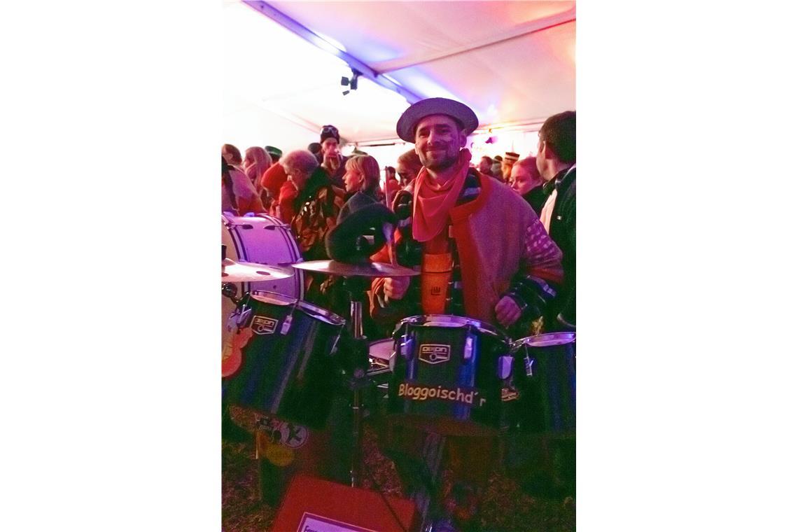  Im Partyzelt in Unterbrüden feiern die närrischen Gäste.