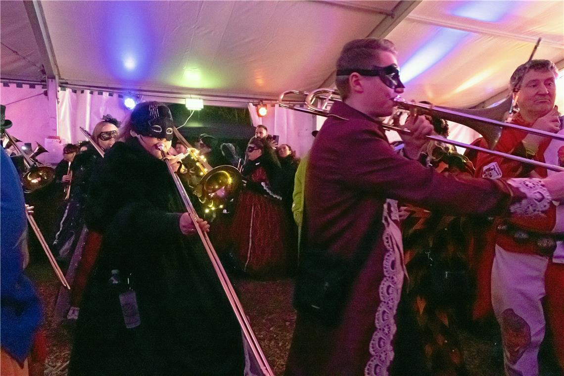  Im Partyzelt in Unterbrüden feiern die närrischen Gäste.