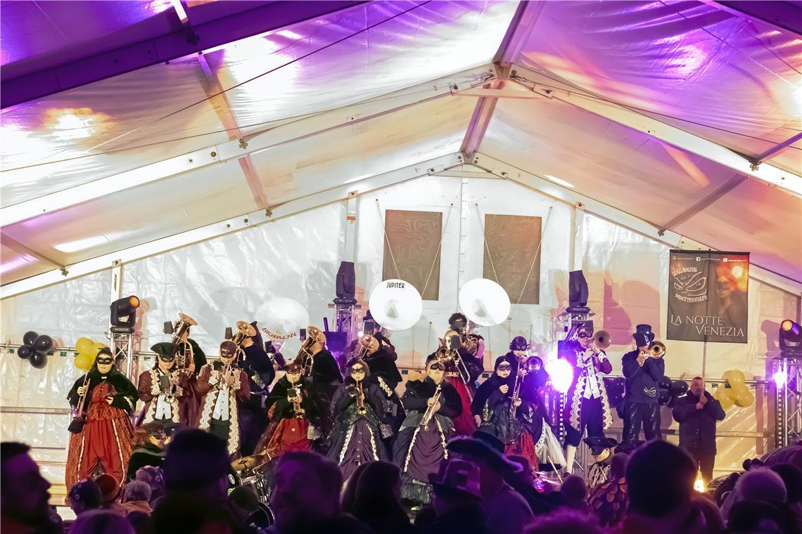  Im Partyzelt in Unterbrüden feiern die närrischen Gäste.