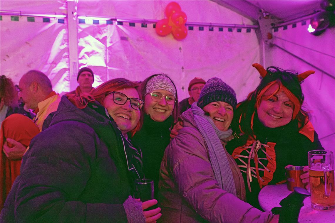  Im Partyzelt in Unterbrüden feiern die närrischen Gäste.
