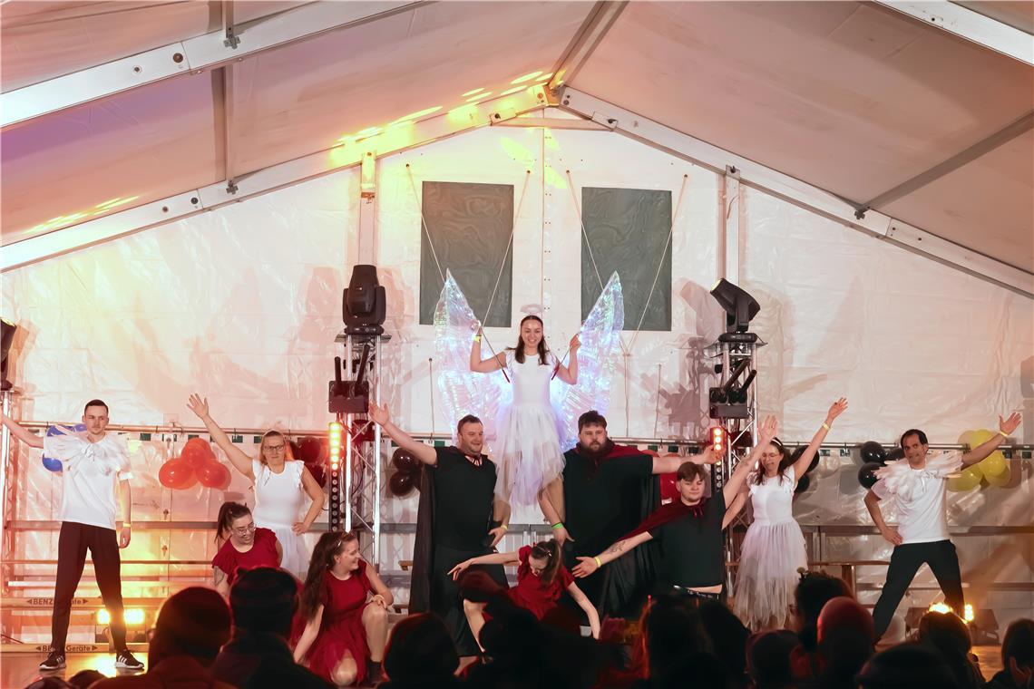  Im Partyzelt in Unterbrüden feiern die närrischen Gäste.