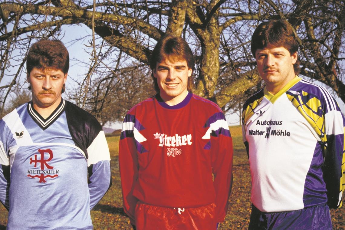  Jürgen, Albrecht und Wolfgang Dorn (von links) in den damaligen Trikots. Foto: R. Lenz