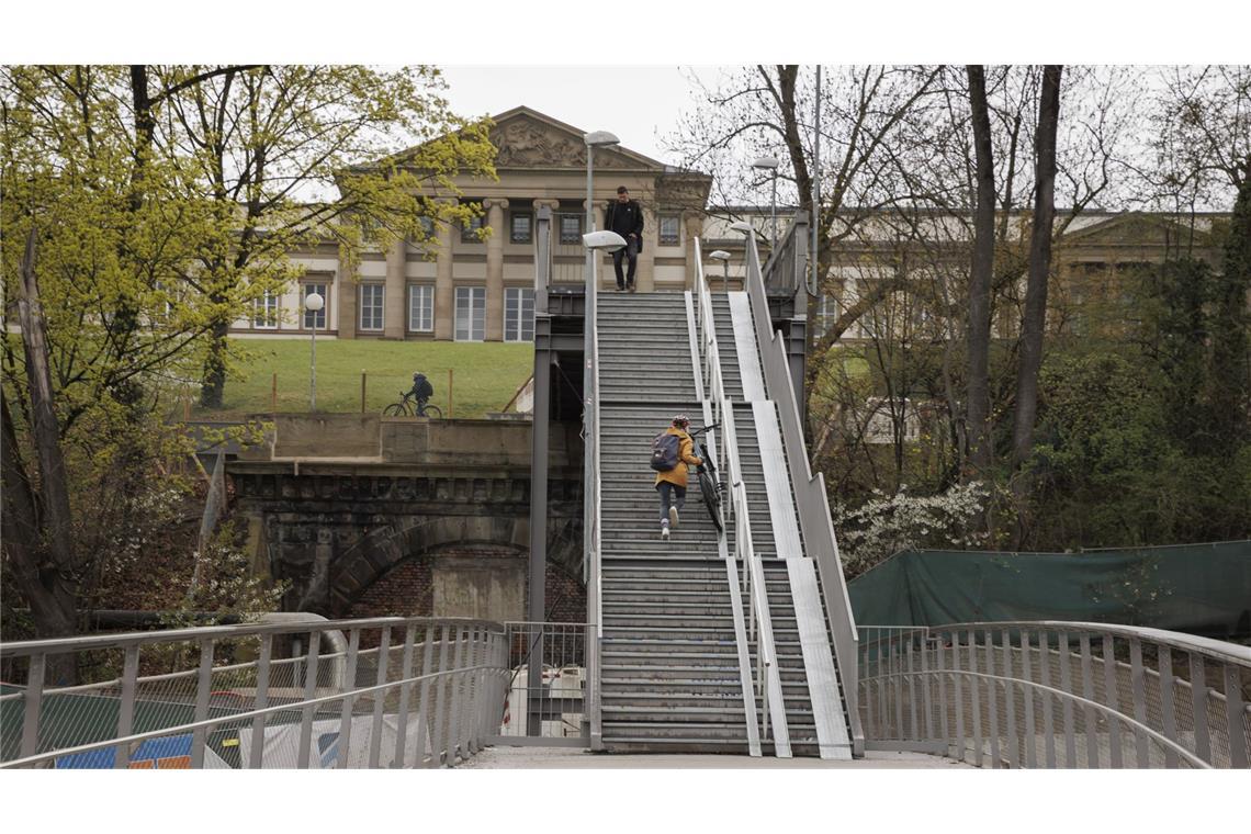 . .  . kleine Fußgänger- und Radbrücke ist dann auch nur ein Feigenblatt. Zusätzlich wurde die Pragstraße und die Neckartalstraße zwischen dem Pragsattel und der Wilhelma ausgebaut. Unüberwindbar zementiert die bereits früher dagewesene Barriere nun den Bereich um das Wizemannareal, Birkenäcker, Hallschlag oder Altenburg und trennt diese vom Rosensteinpark ab. Es hätte ‚Wohnen am Park’ werden können. Nun ist es für die nächsten mindestens 50 Jahre definitiv ‚Wohnen nicht am Park’ geworden. Kritische Leser werden nun sagen: Ja man kommt da schon rüber, an einer Stelle. Und genau das steht dann auch für sich“, sagt Elke Reichel.