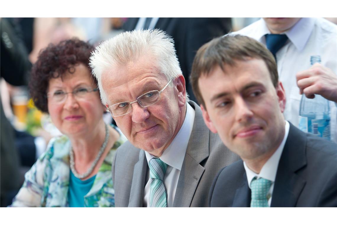 Kretschmanns letzte Party wird zum Schaulaufen für die Nachfolger in spe .. Kretschmann 2011 mit seiner Frau Gerlinde und Wirtschafts- und Finanzminister Nils Schmid (SPD). Kurz zuvor hatte er sich Ärger eingehandelt, als er sagte: „Wir müssen mit weniger Autos auskommen.“