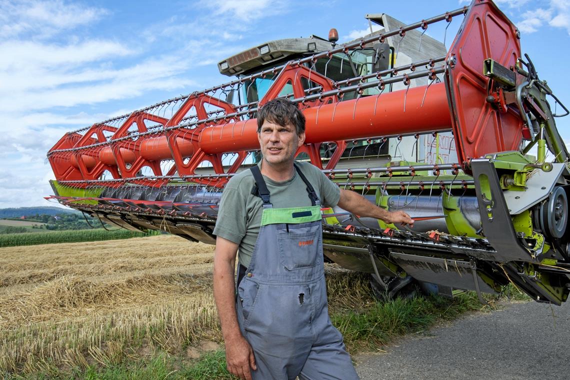 Der Herr der Halme Landwirt Werner Pretzel ist zufrieden mit der Ernte in diesem Jahr. Foto: A. Becher