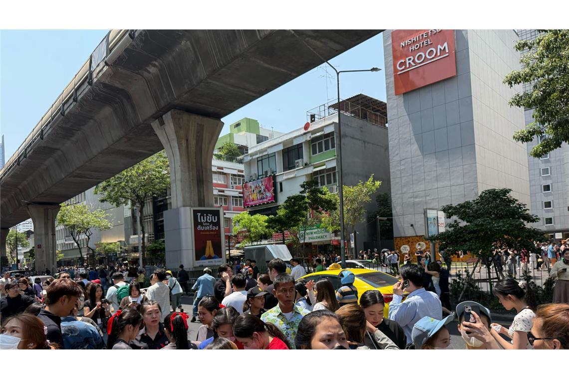 Hochhaus in Bangkok eingestürzt – Dutzende Verschüttete ... Menschen verließen in Panik ihre Häuser.