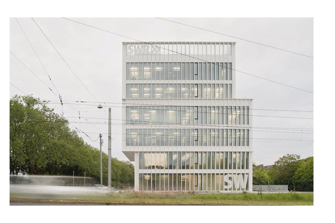 . . .  mit dem SWR-Studiogebäude in Mannheim-Ludwigshafen.