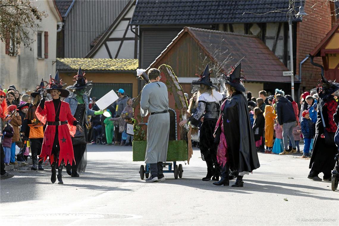 // Narrensprung durch Sulzbach an der Murr am Faschingsdienstag den 13.2.2024