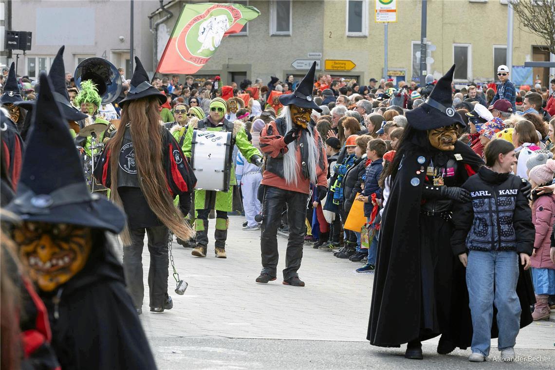 // Narrensprung durch Sulzbach an der Murr am Faschingsdienstag den 13.2.2024