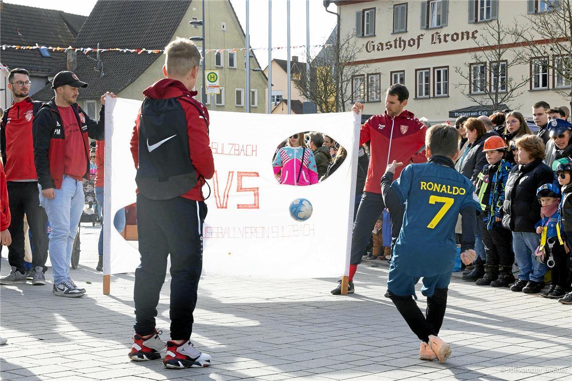 // Narrensprung durch Sulzbach an der Murr am Faschingsdienstag den 13.2.2024