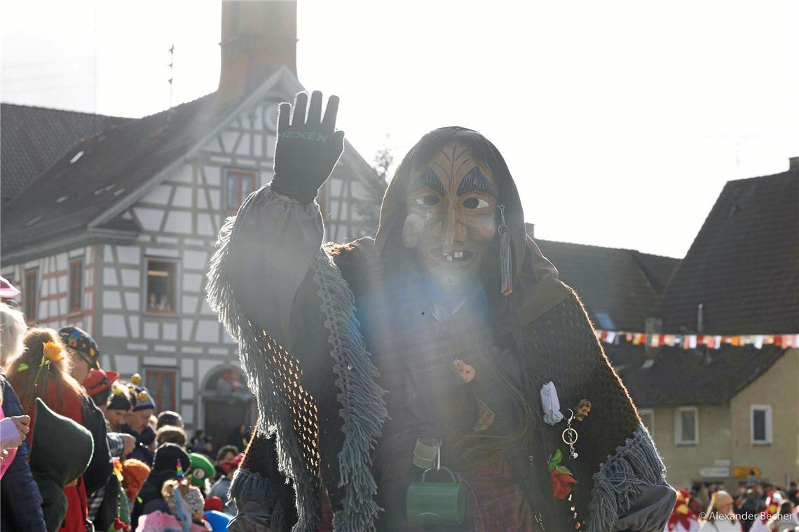 // Narrensprung durch Sulzbach an der Murr am Faschingsdienstag den 13.2.2024