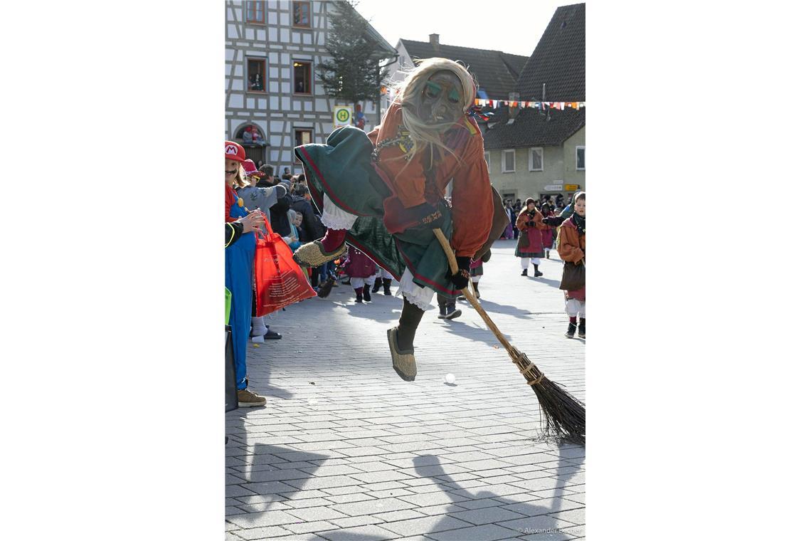 // Narrensprung durch Sulzbach an der Murr am Faschingsdienstag den 13.2.2024