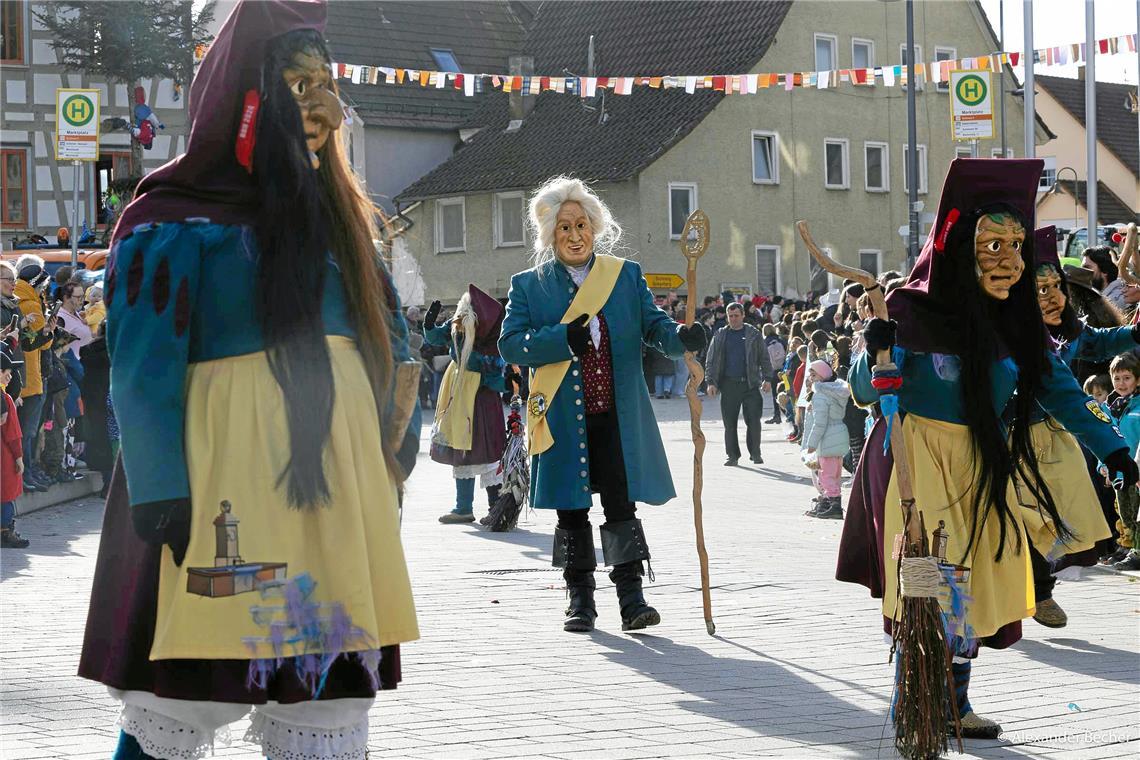 // Narrensprung durch Sulzbach an der Murr am Faschingsdienstag den 13.2.2024