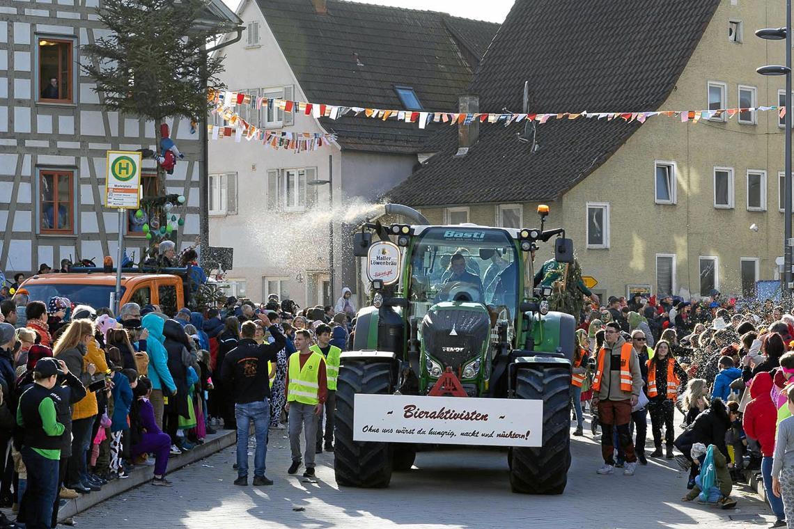 // Narrensprung durch Sulzbach an der Murr am Faschingsdienstag den 13.2.2024