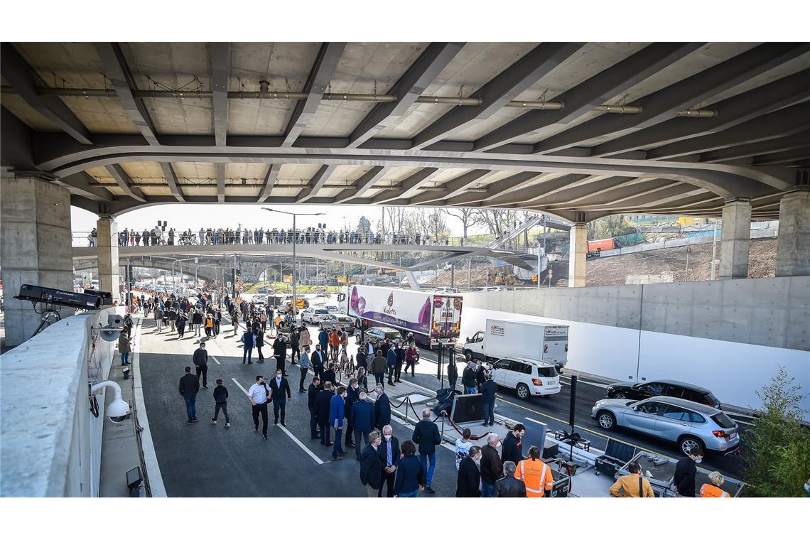 . . . neue Rosensteintunnel hätte aus meiner Sicht städtebaulich zwei zentrale Aufgaben gehabt, die komplett missglückt sind. Zum einen wäre es die Chance da gewesen, den Rosensteinpark  – und damit die gesamte Stadt – mit dem Neckarufer zu verbinden. Von der Anhöhe des Naturkundemuseums Schloss Rosenstein hinunter zum Flussufer und dann nach Bad Cannstatt rüber zu laufen, das wünschen sich die Stuttgarter schon lange. Nun kreuzen sich mehrspurige Verkehrswege oberirdisch an der Stelle der Stadt, die das meiste Potenzial für den Uferzugang gehabt hätte. Die . . .