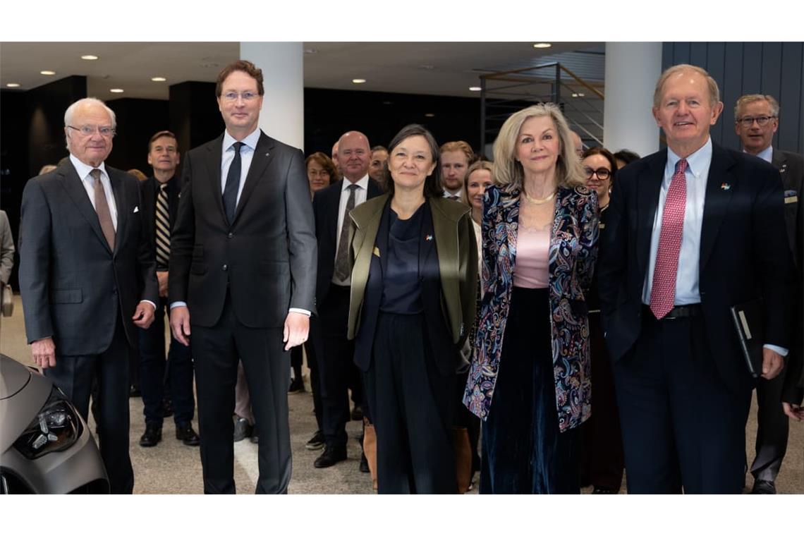 ... Schwedens König Carl XVI. Gustaf, Mercedes-Chef Ola Källenius, Sylvia Schwaag Serger, Präsidentin der Königlich Schwedischen Akademie der Ingenieurwissenschaften (IVA), die schwedische Botschafterin in Berlin, Veronika Wand-Danielsson, und der IVA-Vorstandsvorsitzende Marcus Wallenberg.