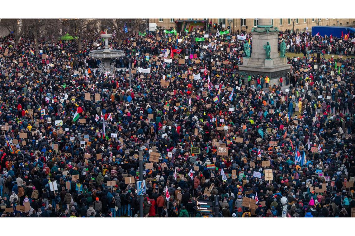 Die Demo auf dem Schlossplatz im Video ... sehr voll.