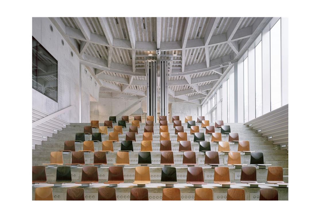 Deutschlands bestes Haus steht in Berlin-Neukölln . . . Seminarraum und Auditorium. Die Sitzschalen stammen von alten Schulmöbeln.
