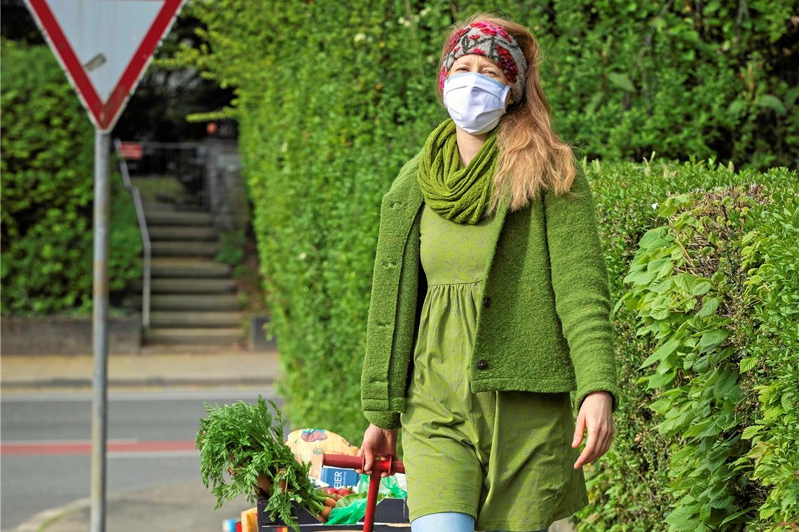  Sophie Pröhl hat beim Einkaufen eine Stoffmaske auf.