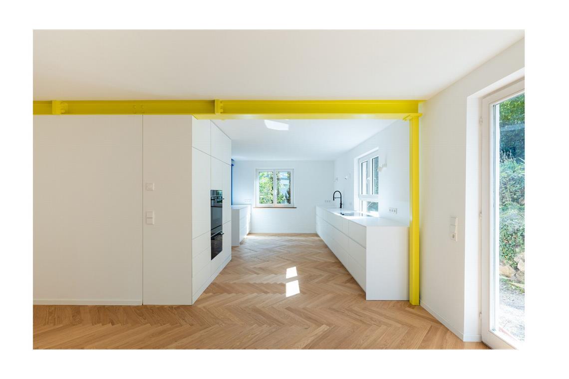 . . . sorgt jetzt der schwefelgelbe Stahlträger  für eine gelungene Zonierung des offenen Grundrisses im Wohn- und Küchenbereich.
