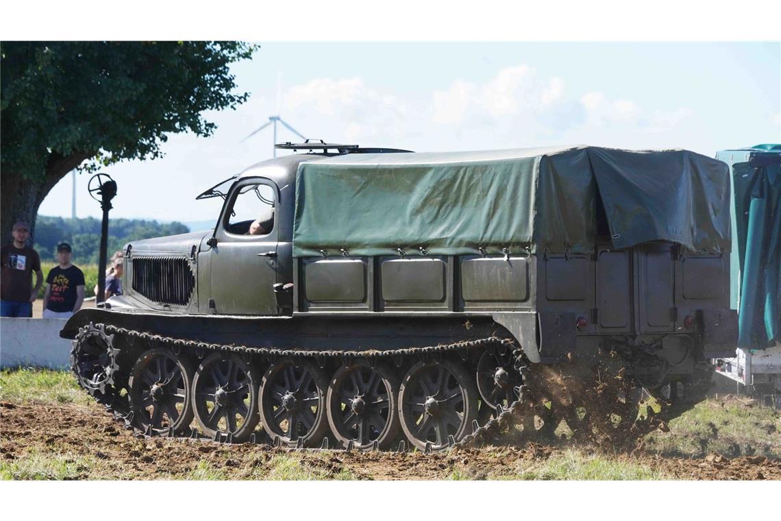 Mit dem Retro-Panzer über den Acker pflügen ... spezialisiert. Eugen Kiemele handelte nach dem Zweiten Weltkrieg mit ausrangierten Militärwagen.