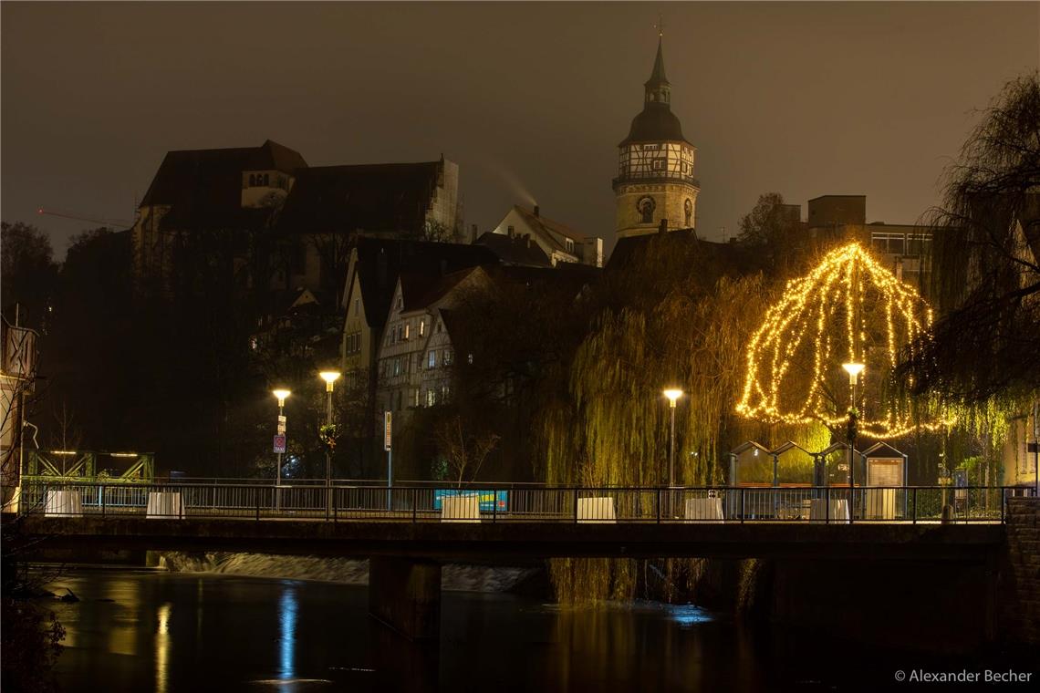 // Stadtturm unbeleuchtet bei Nacht