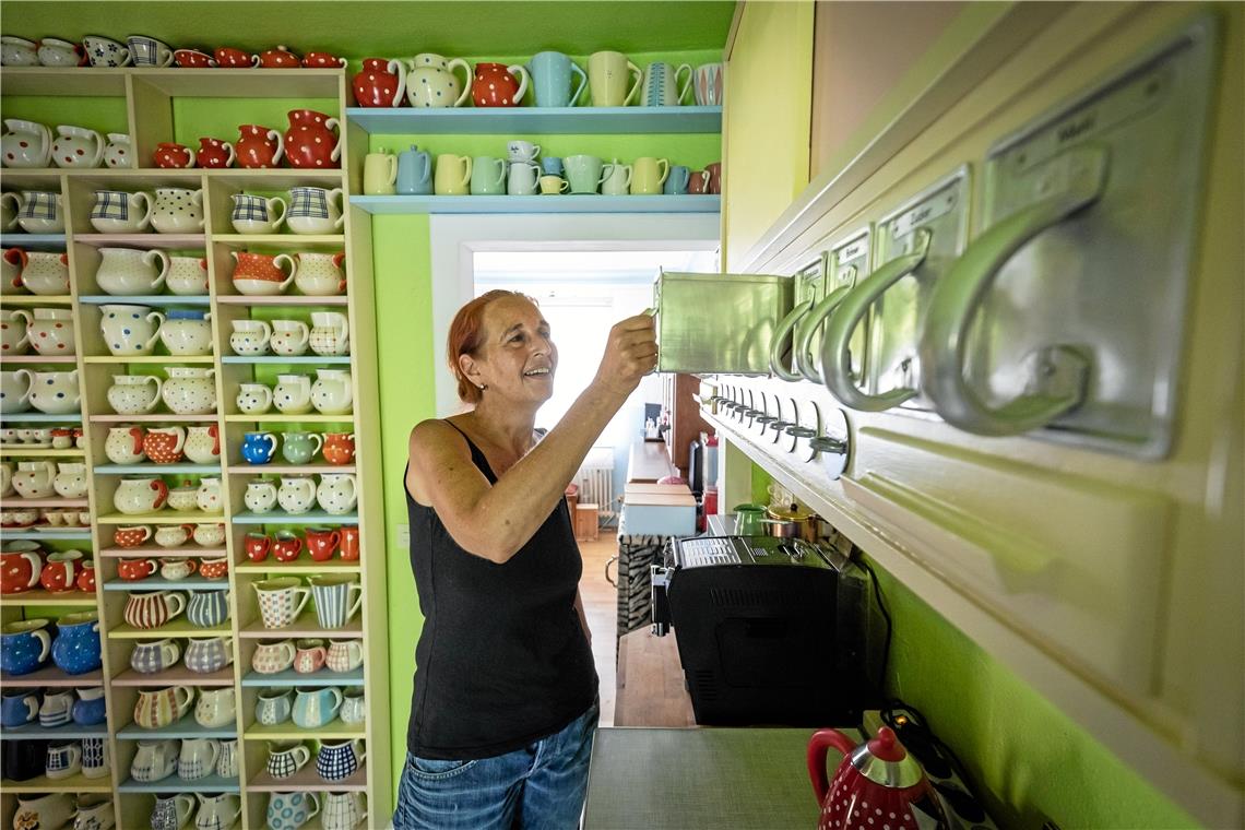  Ulrike Kühnle sammelt Milchkännchen und Kücheneinrichtung der 20er- bis 50er-Ja...